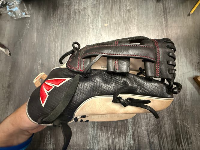 Easton Elite RH Softball Glove 13" (Used)