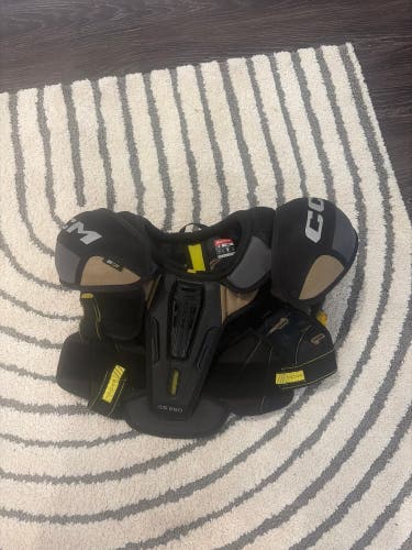 Men's Large Junior CCM Tacks AS 580 Shoulder Pads (Used)