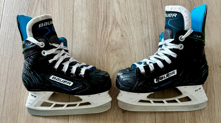 Black Bauer XLP Hockey Skates Regular Width 10 (Used)