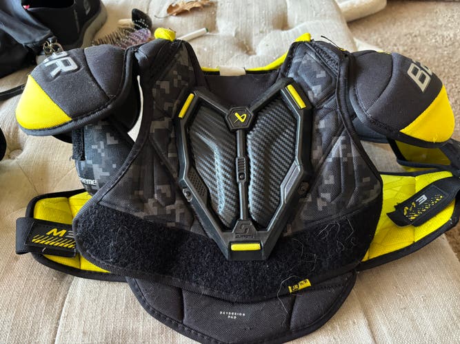 Men's Medium Junior Bauer Supreme Mach Shoulder Pads (Used)