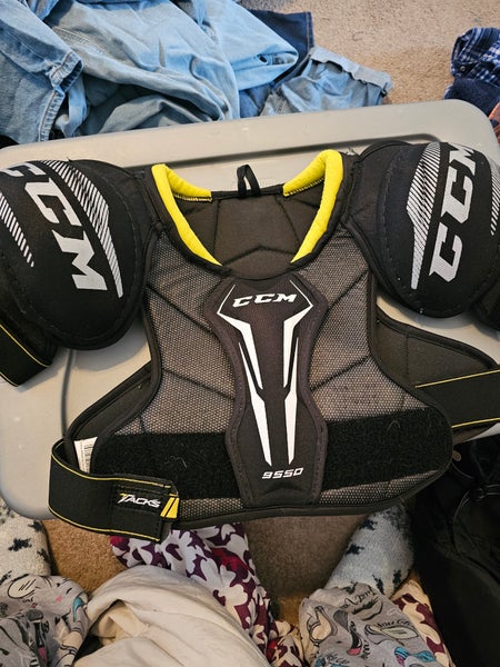 Large Junior CCM Tacks 9550 Shoulder Pads (Used)