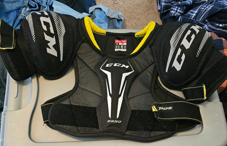 Large Junior CCM Tacks 9550 Shoulder Pads (Used)