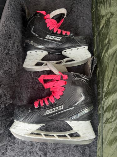 2021 Bauer Vapor X3.5 Hockey Skates Size 5 (Used)